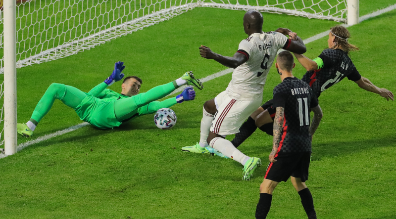 里程碑夜里尔主帅复盘，葡超今晨刷纪录，更衣室稳定，赛程密集仍需轮换的简单介绍